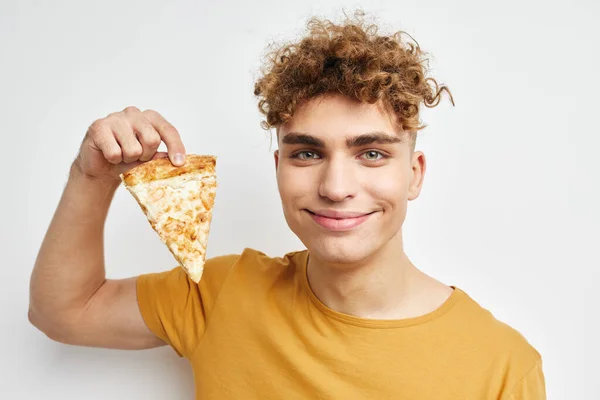 Atractivo hombre pizza snack comida rápida Estilo de vida inalterado —  Fotos de Stock