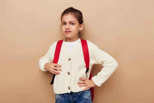 Cute uczennica dziewczyna z czerwonym plecakiem pozowanie dzieciństwo bez zmian — Zdjęcie stockowe
