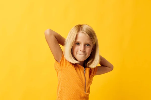 Little girl blondynka tak włosy pozowanie uśmiech zabawy kolor tło bez zmian — Zdjęcie stockowe