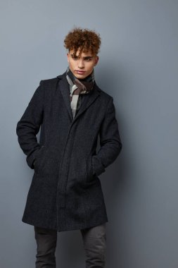 Yakışıklı adam zarif stil kendine güven moda Gri arka plan