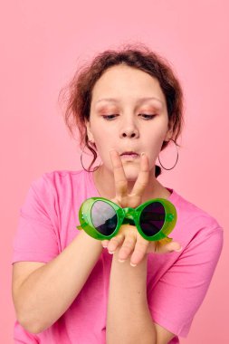 Pembe tişörtlü genç kadın yeşil gözlükler gençlik modası değişmemiş yaşam tarzı