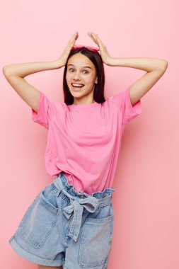 fotoğraf güzel kadın pembe gözlük ve tişört el hareketi pembe arka plan