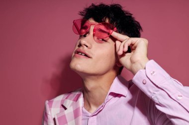 Yakışıklı adam kendine güveni pembe ekose ceket modası izole edilmiş arka planda değişiklik yok.