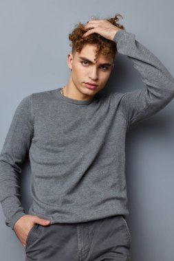 Şık giyinen şık bir adam. Model izole edilmiş bir arka plan.