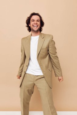 Takım elbiseli bir adam duygularını dışa vuruyor.