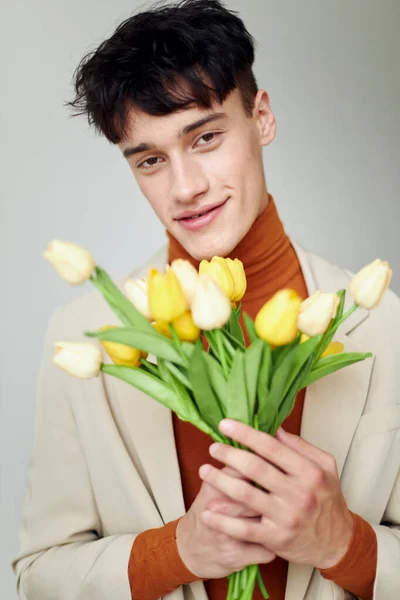 Портрет молодого чоловіка букет квітів романтика дата моди ізольований фон незмінний — стокове фото