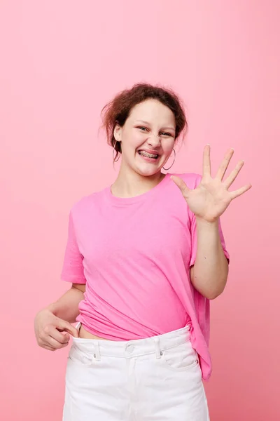 Hermosa mujer moda rosa camiseta decoración posando estudio modelo inalterado — Foto de Stock