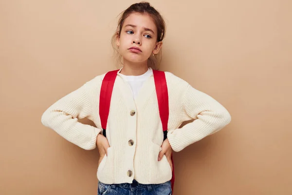 Mignonne fille écolière sac à dos école style de vie inchangé — Photo