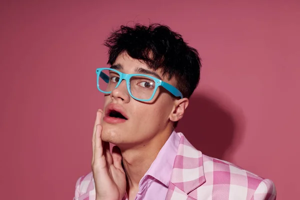 Фото романтичного молодого хлопця плетений блейзер моди сучасний стиль окуляри Стиль життя незмінний — стокове фото