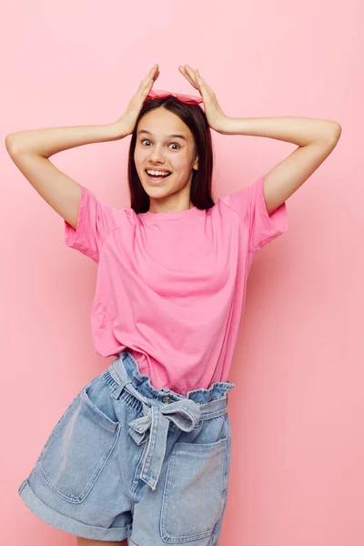 Photo pretty woman pink glasses and t-shirt hand gesture pink background — Stock Photo, Image