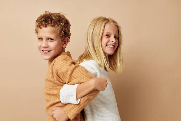 穿着毛衣的可爱孩子在一起的肖像，有趣而独立的背景 — 图库照片