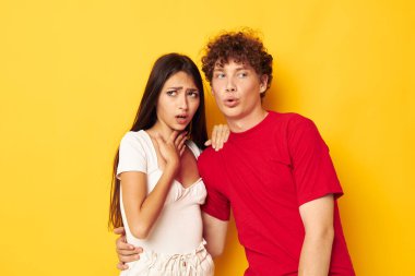 Sevimli genç çift birbirine sarılıyor. Soyutlanmış soyutlanmış arka plan değiştirilmemiş.