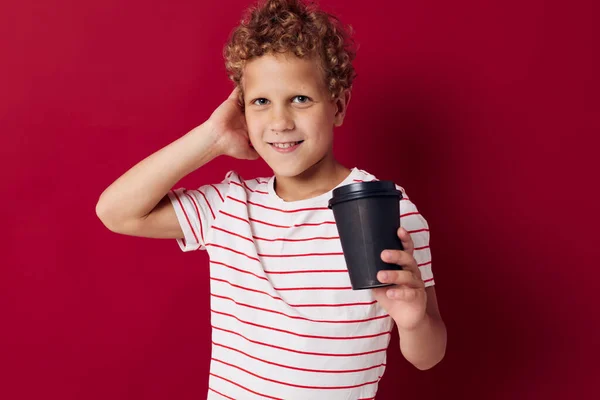 Rizado chico en rayas camiseta desechable bebida vidrio infancia — Foto de Stock