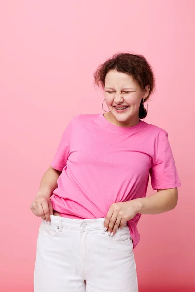 Κομψό έφηβος κορίτσι μοντέλο μόδας ροζ t-shirt διακόσμηση που θέτουν απομονωμένο φόντο αμετάβλητη — Φωτογραφία Αρχείου