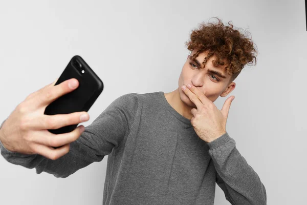 Bello giovane uomo parlando al telefono posa emozioni isolato sfondo — Foto Stock