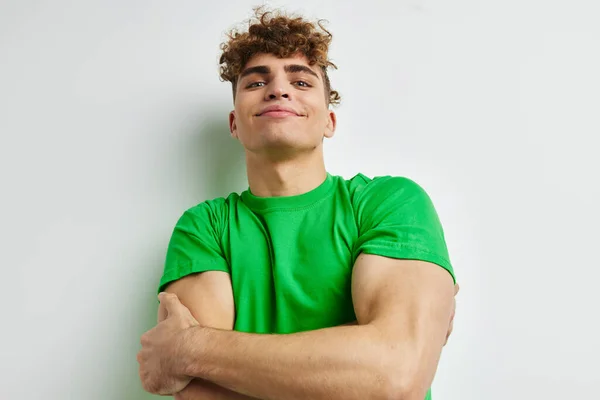 Eccentrico ragazzo in verde t-shirt emozioni posa isolato sfondo — Foto Stock