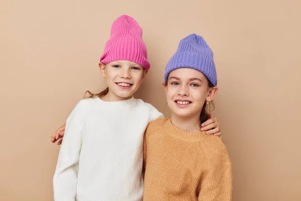 Twee grappige kleine meisjes in kleurrijke hoeden — Stockfoto