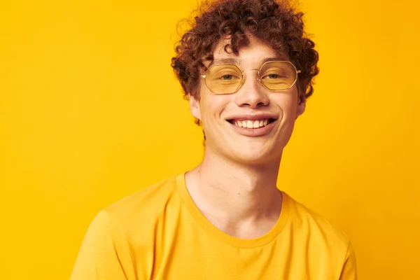 빨간 곱슬머리에 노란 티셔츠를 입고 아무런 변화 없이 고립된 배경을 드러내는 남자 — 스톡 사진
