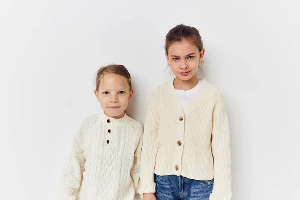 Dos niñas en suéteres posando diversión amistad — Foto de Stock
