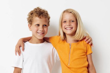 Sevimli anaokulu öğrencilerinin arkadaşlığı. Duygularını belli ediyor. Arka plan hafif. El ele tutuşun.