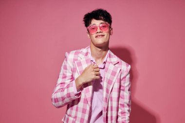 Genç bir adam pembe gömlek ve gözlüklü ceket şık bir moda izole edilmiş arka plan değiştirilmemiş
