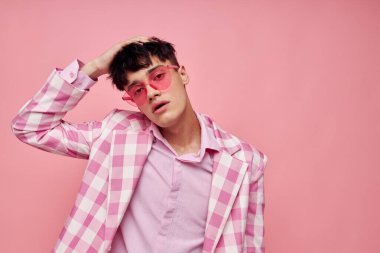 Yakışıklı adam pembe gözlüklü kareli ceket modası izole edilmiş arka plan değiştirilmemiş.