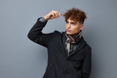 Sapık adam zarif stil kendine güven moda soyutlanmış arka plan