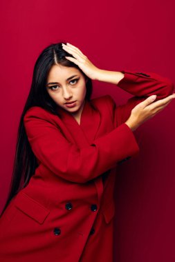 Çekici bir kız, parlak makyaj kırmızı ceket, izole edilmiş arka plan, değiştirilmemiş.