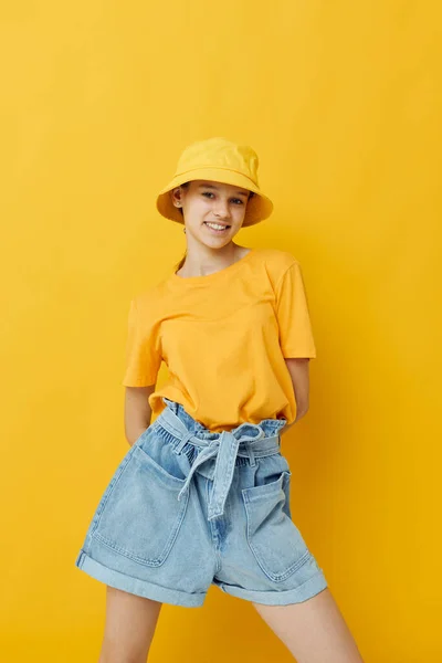 Mujer joven en un sombrero amarillo estilo juvenil ropa casual aislado fondo — Foto de Stock