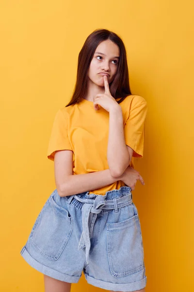 穿着黄色T恤的漂亮女孩夏天风格的黄色背景 — 图库照片