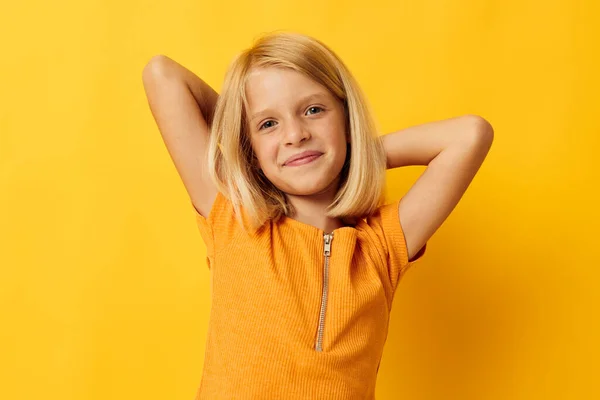 Hermosa niña rubia pelo liso posando sonrisa divertido estilo de vida de la infancia inalterado — Foto de Stock