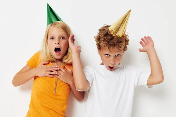 Crianças pequenas em bonés multicoloridos aniversário feriado emoção estilo de vida inalterado — Fotografia de Stock