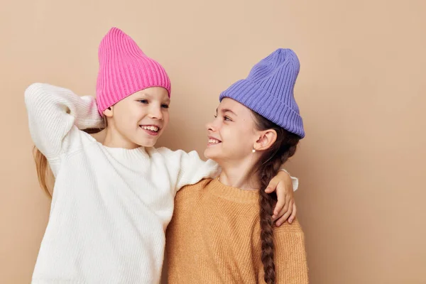 Duas meninas bonitos vestindo chapéus moda infância — Fotografia de Stock