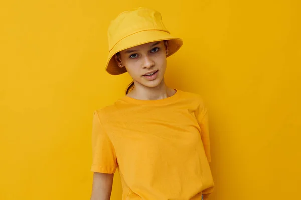 Mujer joven en una camiseta amarilla y Sombrero emociones estilo verano Estilo de vida inalterado —  Fotos de Stock