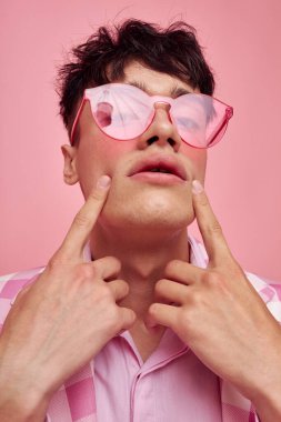 Güzel adam pembe ekose ceket modern tarz pembe arka plan değiştirilmemiş.