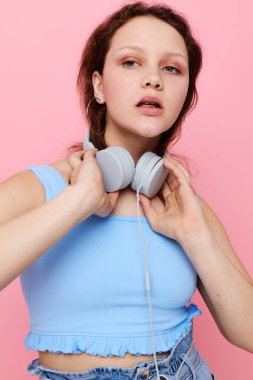 Neşeli kız şık kıyafetler, kulaklıklar, müzik, değiştirilmemiş eğlence.