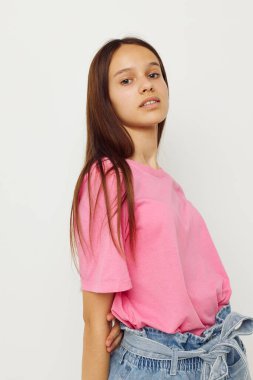 Fotoğrafçı güzel kadın pembe tişört el hareketi yaşam tarzı değiştirilmemiş