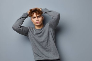 Çekici erkek seksi, kendine güvenen, soyutlanmış bir arka plan.