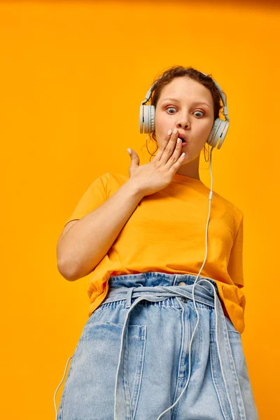 Χαρούμενη γυναίκα ακούγοντας μουσική σε ακουστικά Νεανικό στυλ απομονωμένα υπόβαθρα αναλλοίωτα — Φωτογραφία Αρχείου