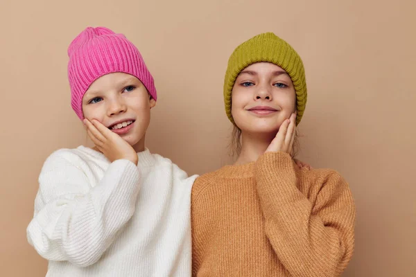 어린 시절 모자를 쓰고 웃는 어린 소녀들 — 스톡 사진
