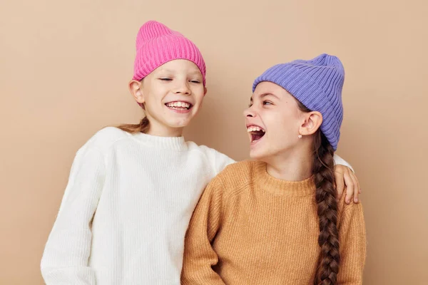 Dvě roztomilé holčičky nosí klobouky módní dětství — Stock fotografie