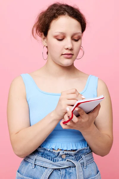 Portrait d'une femme apprenant avec ordinateur portable et stylo fond isolé inaltéré — Photo