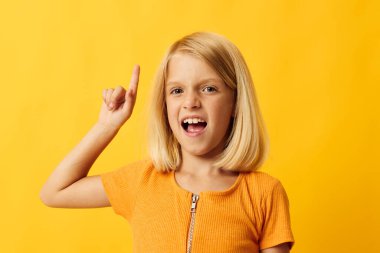 Neşeli küçük kız el hareketi ve eğlenceli sarı arka plan