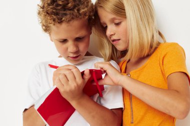 Sevimli anaokulu çocukları kalem kalem yanında durur duygularını çizer renk arkaplanı değişmez