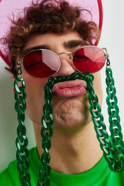 Çekici erkek modası, gözlüklü, izole bir arka plan.