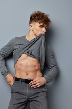 Çekici adam şişirilmiş gövde modeli Gri arka plan