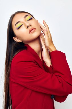 Kırmızı ceketli çekici kız gülümseme stüdyo modeli değişmemiş.