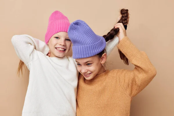 Két vicces kislány színes kalapban pózol. — Stock Fotó