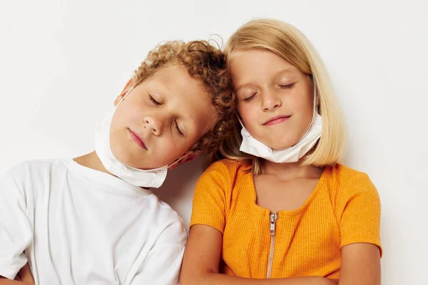 Симпатичні діти дошкільного віку в захисті медичної маски позують похмурість ізольований фон незмінний — стокове фото