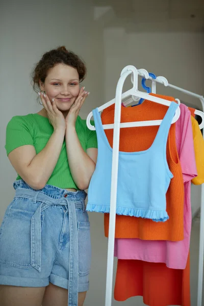 Mujer alegre armario ropa colorida Estilo juvenil fondos aislados inalterados —  Fotos de Stock